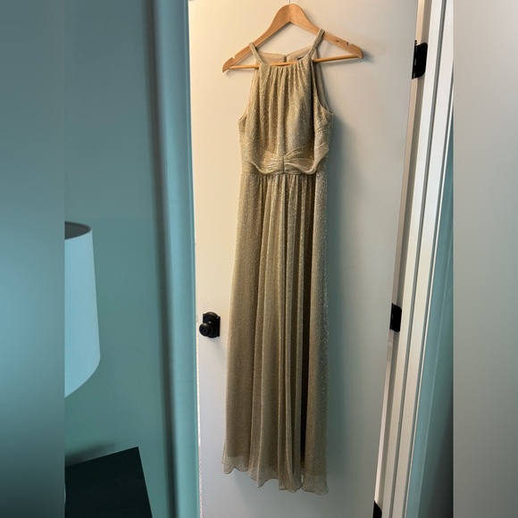 Gorgeous Gold Gown - Picture 2 of 3